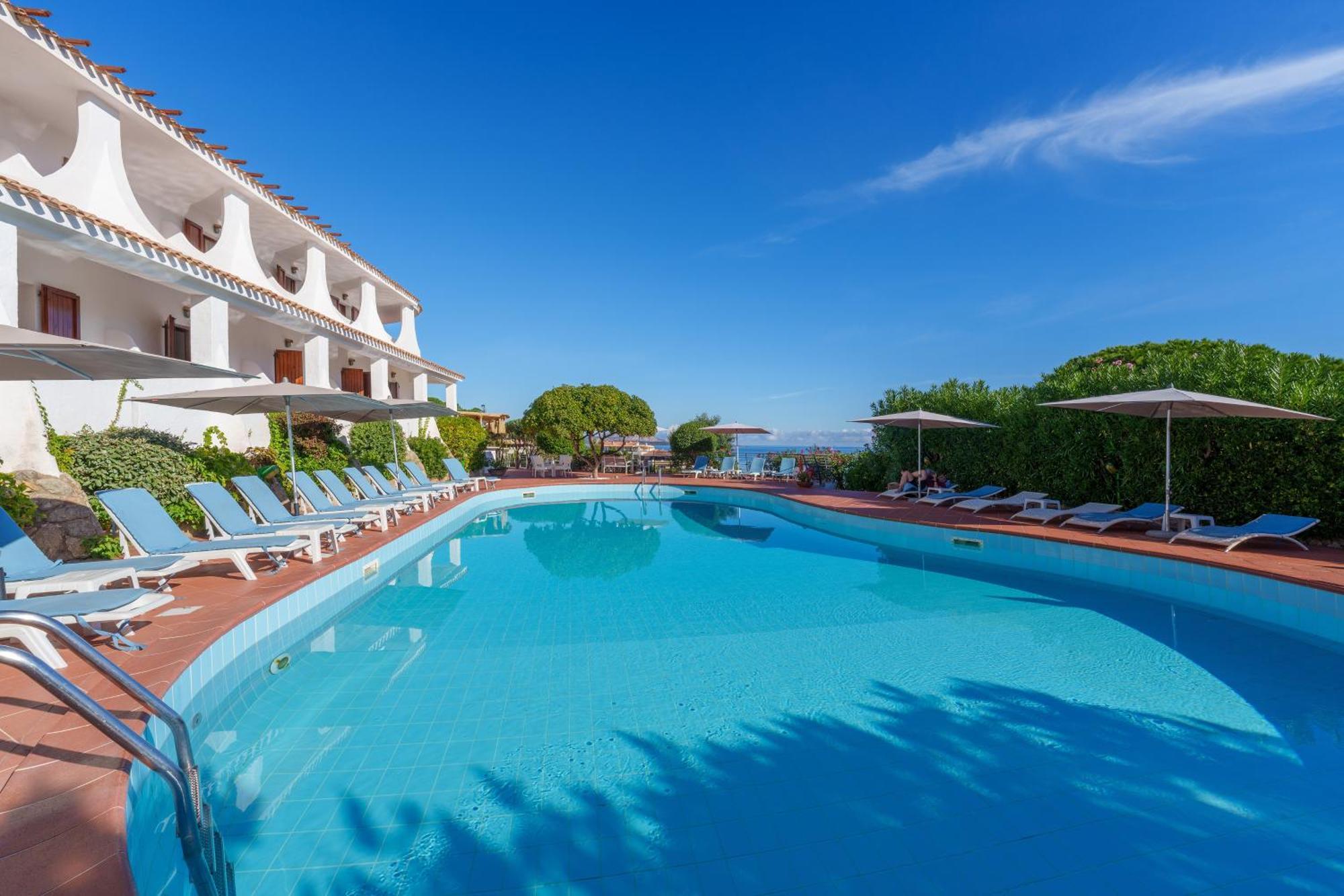 Hotel Punta Est Baja Sardinia Exterior foto