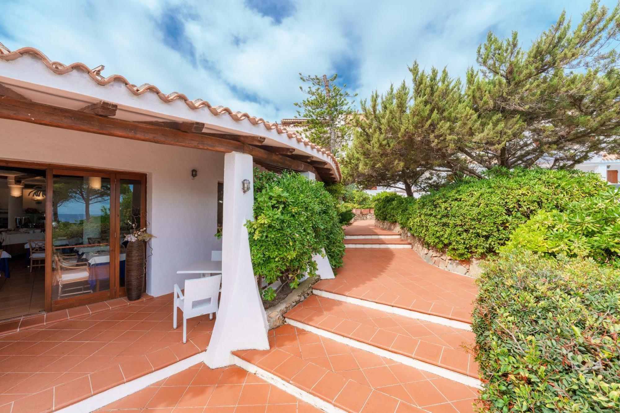 Hotel Punta Est Baja Sardinia Exterior foto